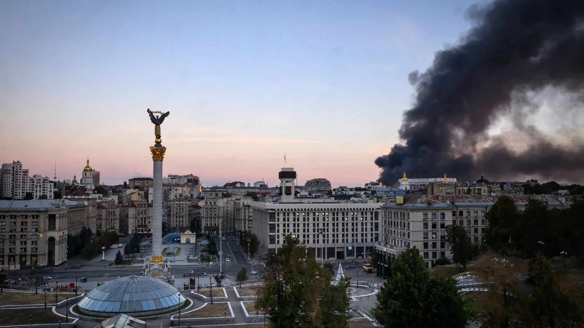 Майдан Незалежності в Києві з чорним димом над містом на світанку
