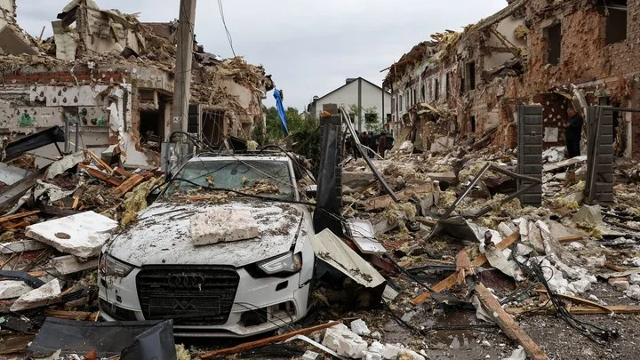 Білий Audi серед уламків зруйнованих будинків після удару дронів на Київщині