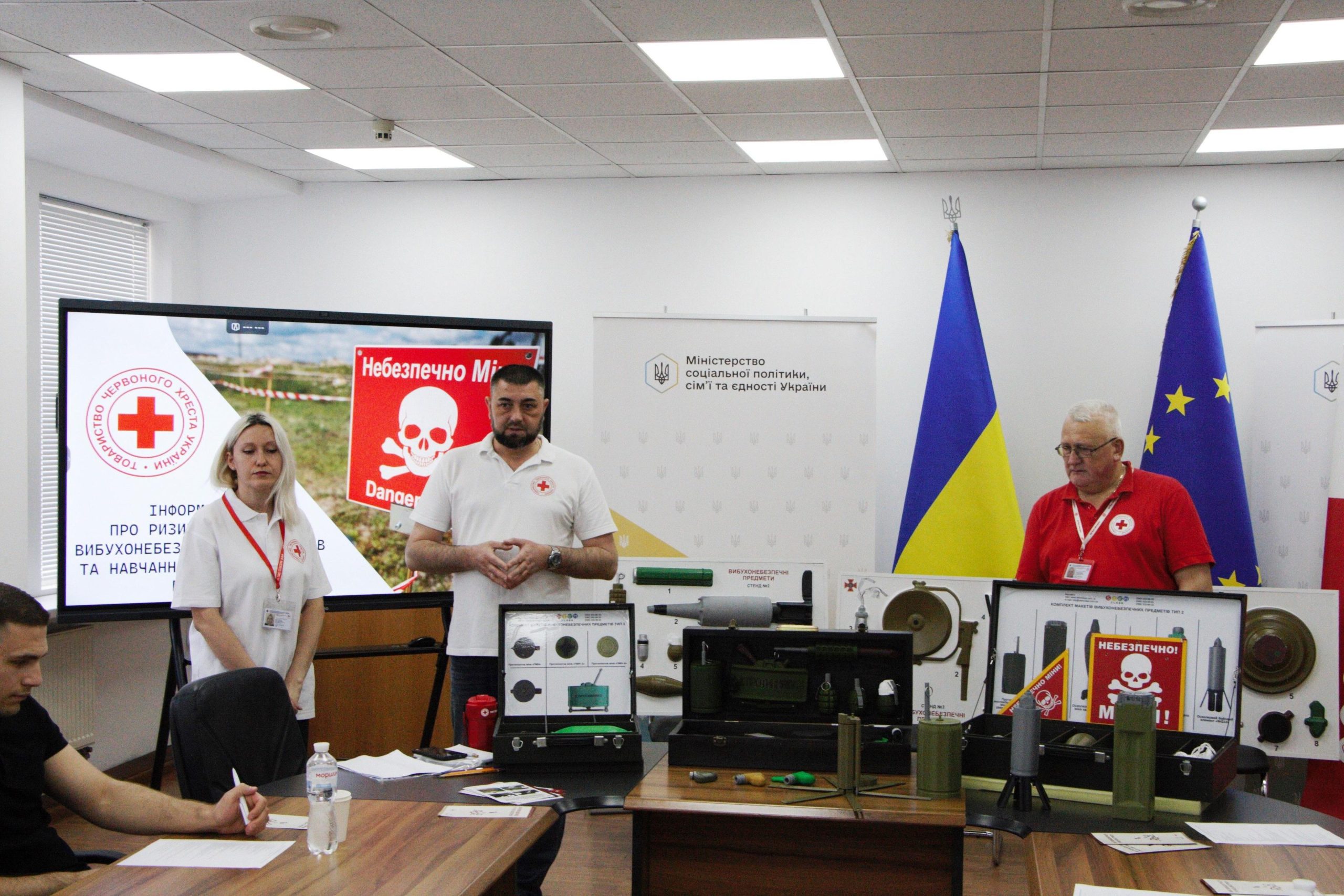Навчання з мінної безпеки: макети вибухівки, прапори України та Червоний Хрест
