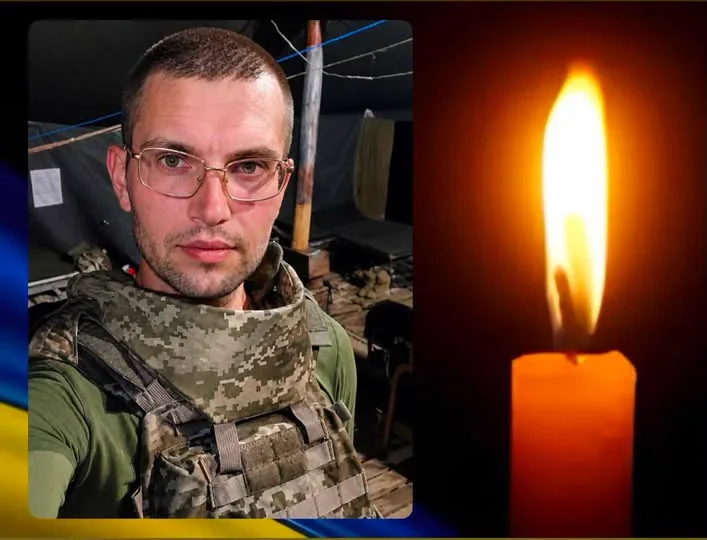 Військовий в окулярах і піксельному бронежилеті біля запаленої свічки