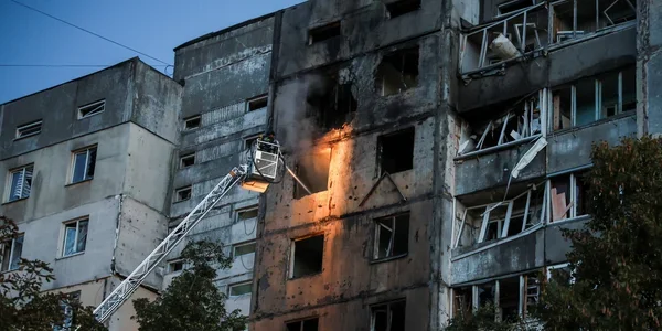 Горить багатоповерхівка: полум’я з вікон, дим і пожежна драбина