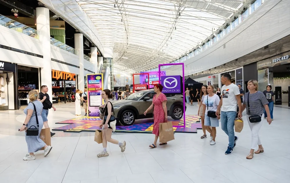 Відвідувачі гуляють атріумом Lavina Mall біля виставки Mazda CX-30