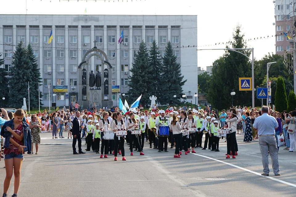 Дитячий оркестр барабанщиків на площі перед будівлею міськради під час свята