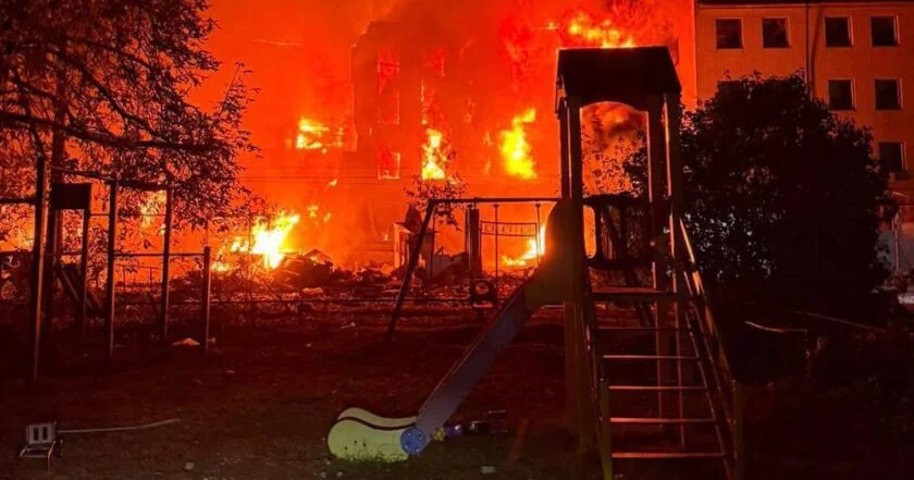 Нічна пожежа охопила будівлю поруч із дитячим майданчиком і гіркою