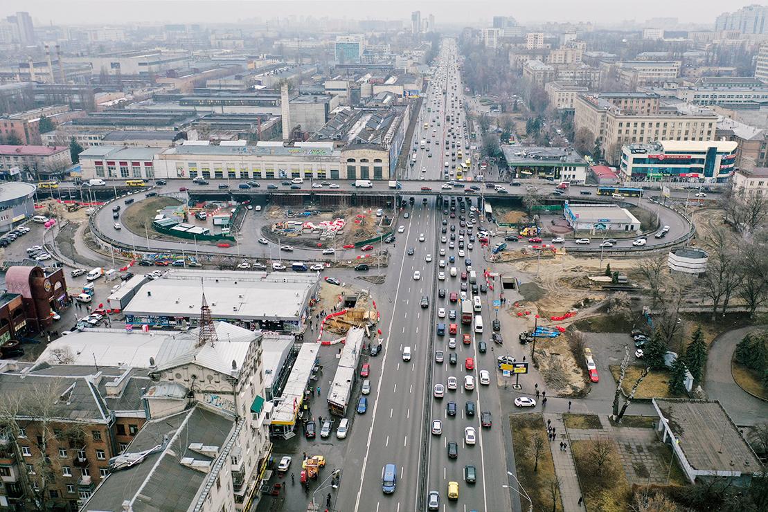 Вид згори на міську розв’язку з пробкою та будівельними роботами