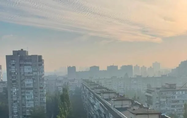 Панельні багатоповерхівки Броварів у густому димовому серпанку під хмарним небом