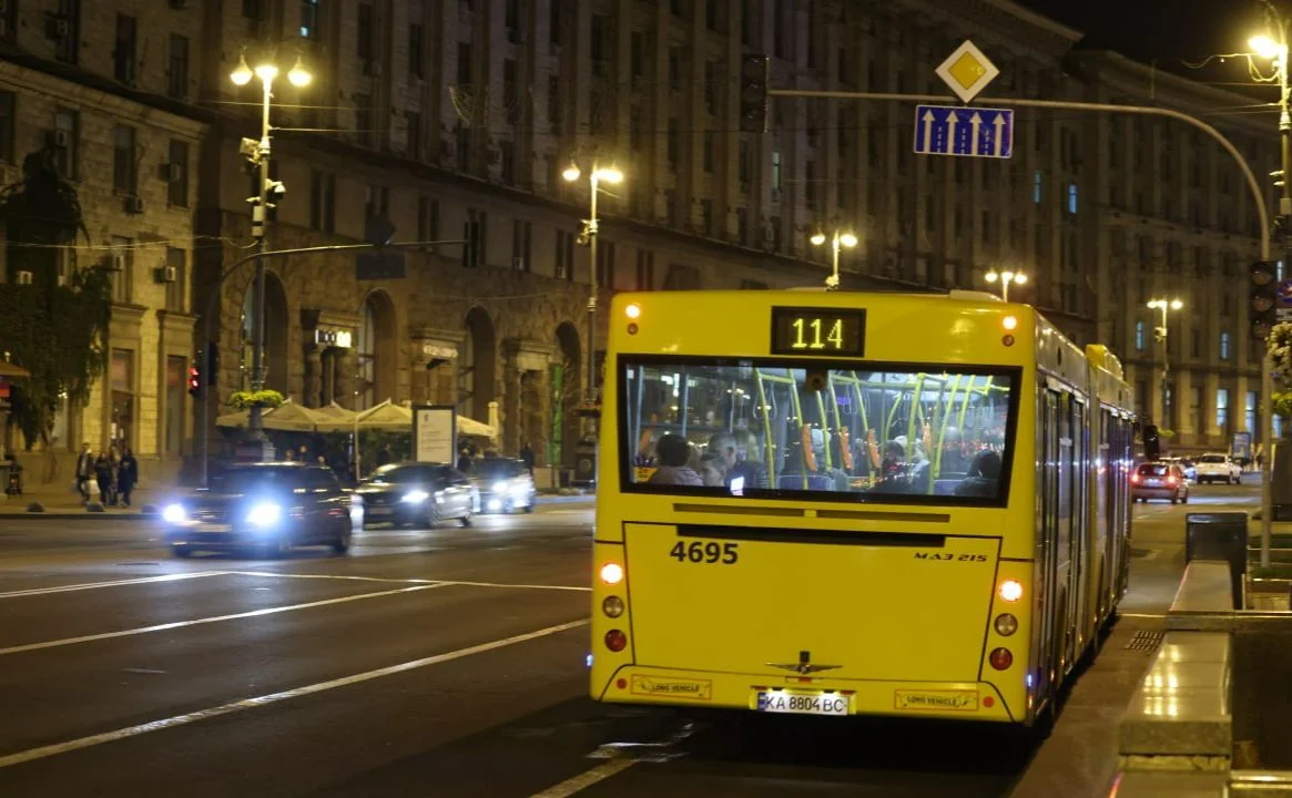 Жовтий автобус маршруту 114 на нічній вулиці Києва