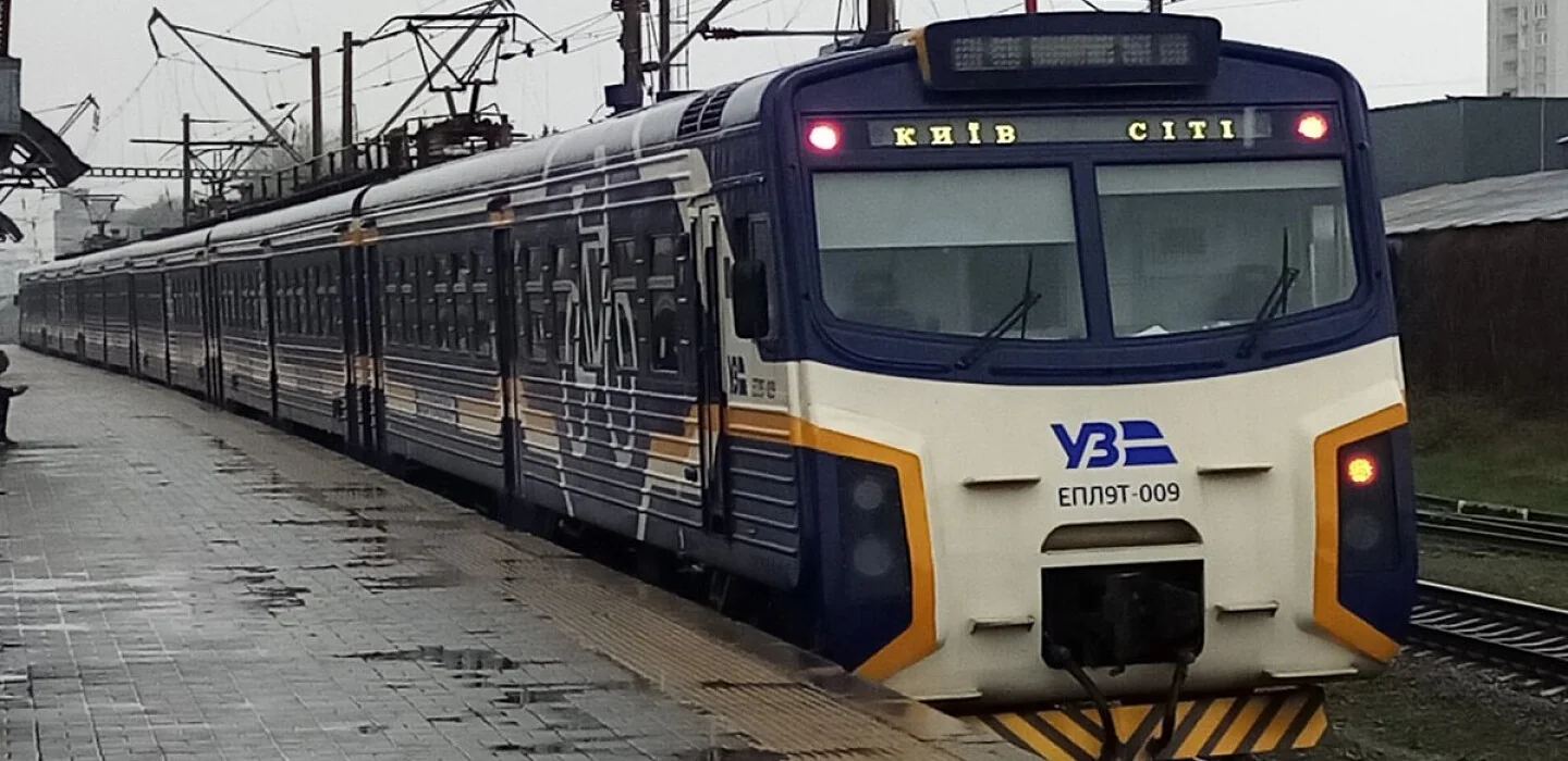 Електропоїзд УЗ Kyiv City Express на мокрій платформі під похмурим небом