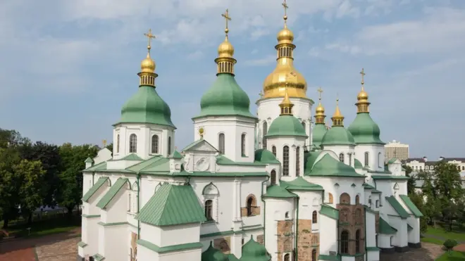Софійський собор у Києві з білими стінами, зеленими дахами та золотими куполами